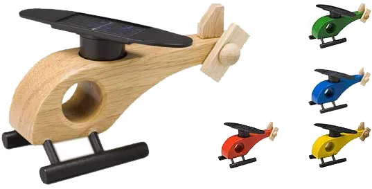 Houten speelgoedhelikopter met zonnecellen op de wieken