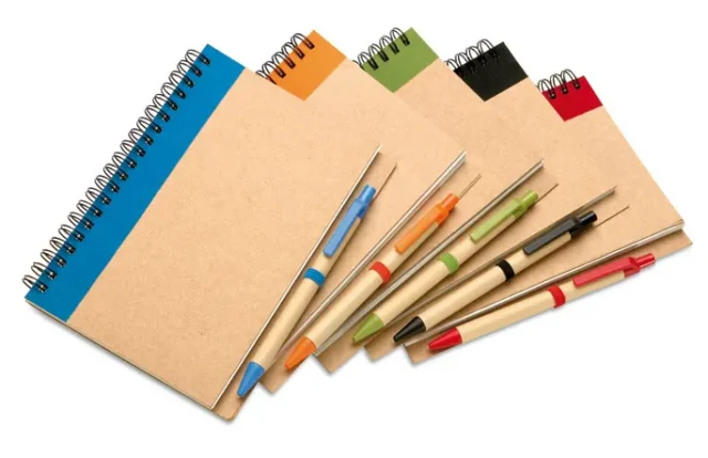Kartonnen notitieboek met balpen