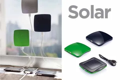 Zilverkleurige vierkante solar oplader met zonnepaneel