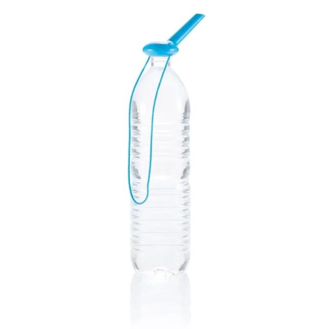 Blauwe gieterkop van PLA op een PET fles met bamboe koord