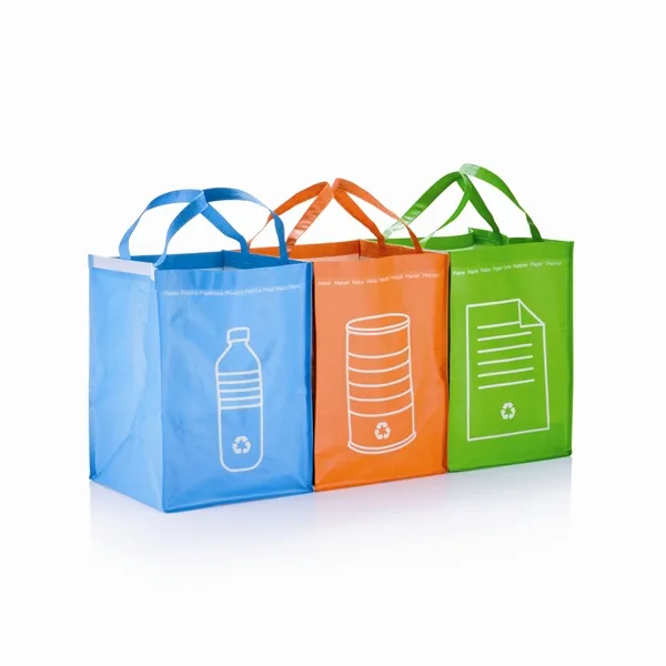 Drie gekleurde geweven afvaltassen voor metaal, papier en plastic