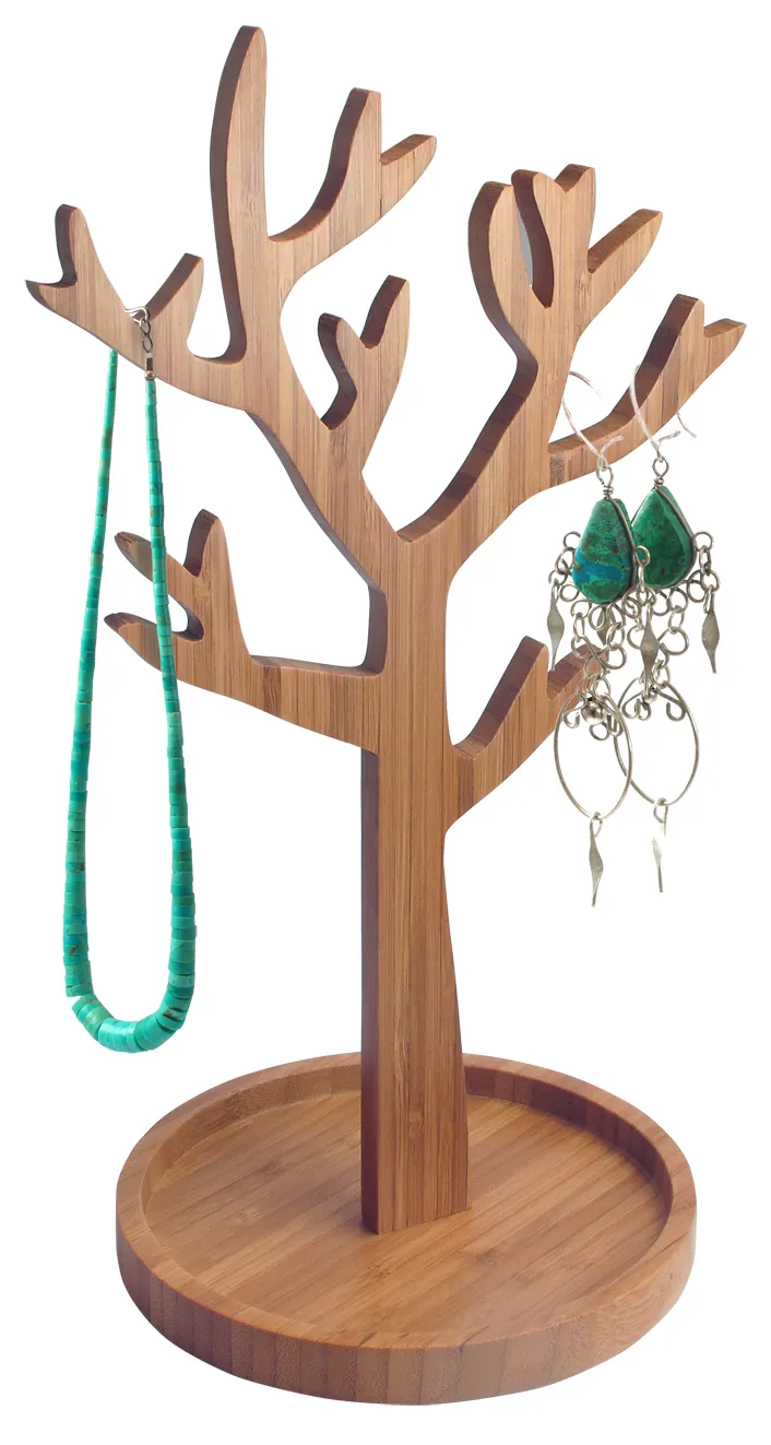 Houten sieradenboom met takken waaraan sieraden hangen