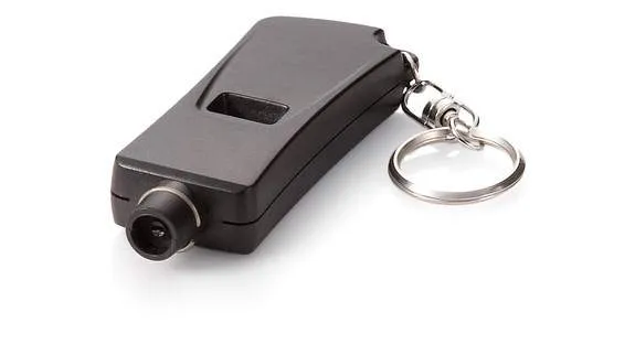 Zwarte mini digitale banddrukmeter aan metalen sleutelring