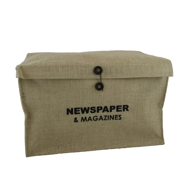 Jute opbergmand gevuld met tijdschriften en kranten