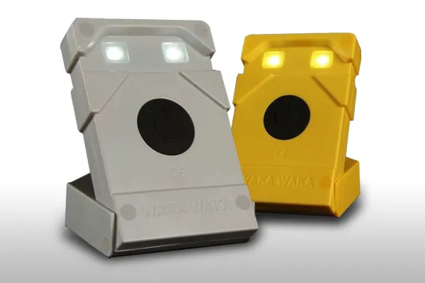 WakaWaka Light solar lampje op een fles