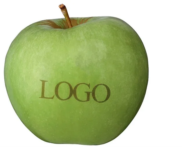 Groene appel met gelaserd logo in de schil