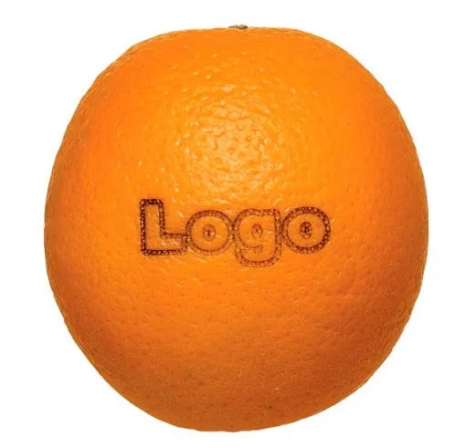 Sinaasappel met gelaserd logo in de schil
