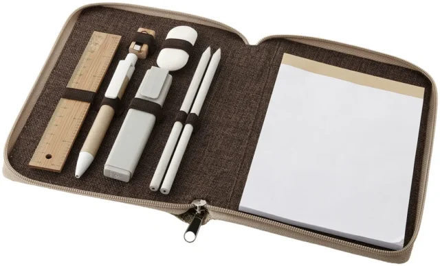 Etui met rits en schrijfwaren waaronder bamboe liniaal en notitieblok