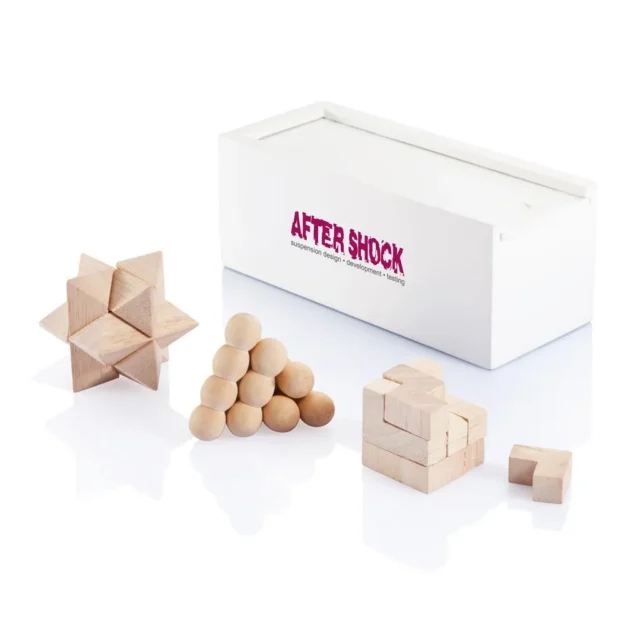 Witte houten doos met drie denkpuzzels