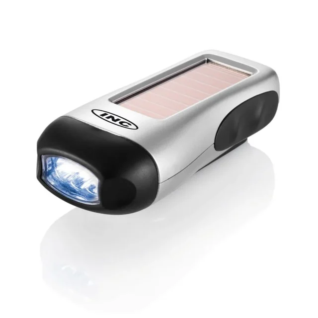 Zilveren zaklamp met zonnepaneel en dynamohendel