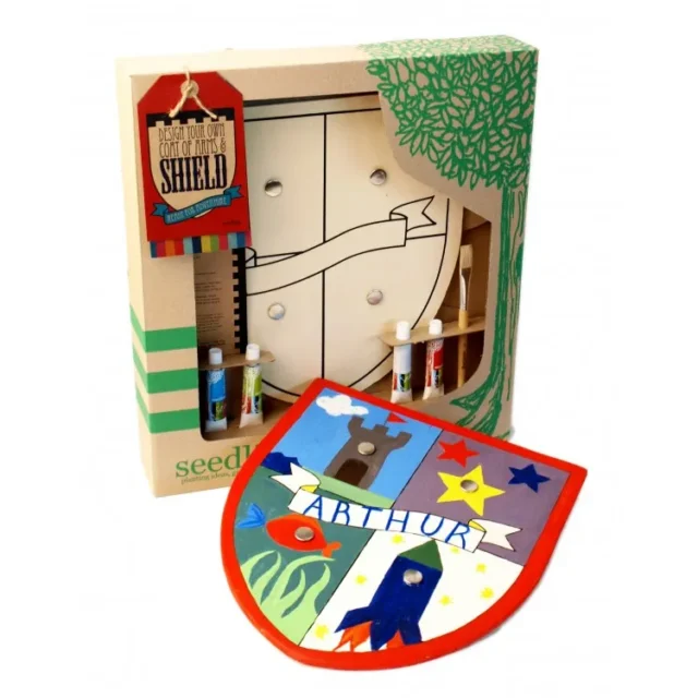 Houten wapenschild met verf en penselen