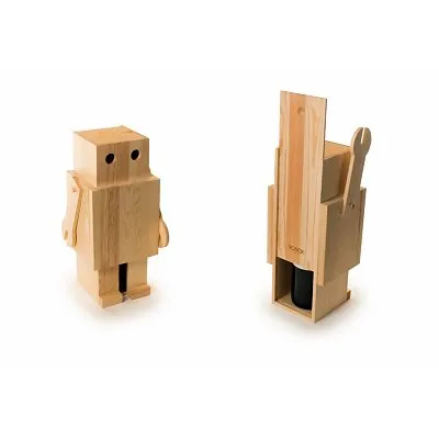 Houten robot Rackpack Robox met een fles wijn in de buik