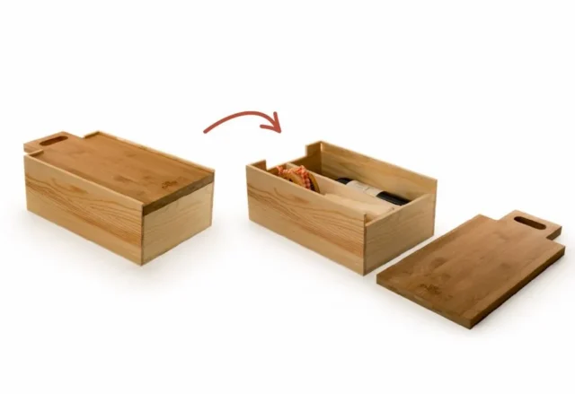 Houten wijnbox met twee flessen en bamboe kaasplank als deksel