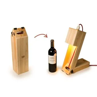Houten wijnbox Rackpack Wine Light omgebouwd tot tafellamp met snoer en fitting