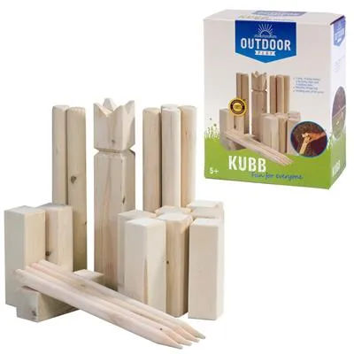 Kubb spel van berkenhout met koning, basistorens en werpstokken op gras