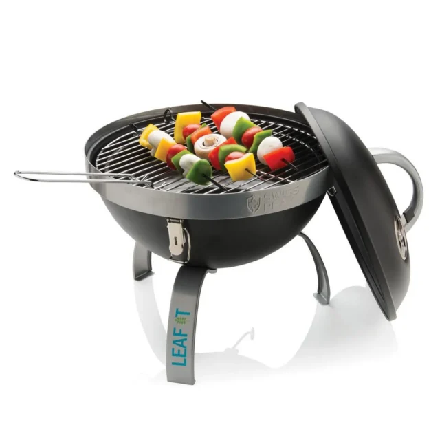 Compacte zwarte Swiss Peak houtskoolbarbecue met deksel