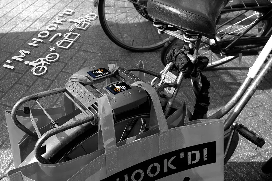 Hook'd tassendrager met boodschappentas aan een fiets