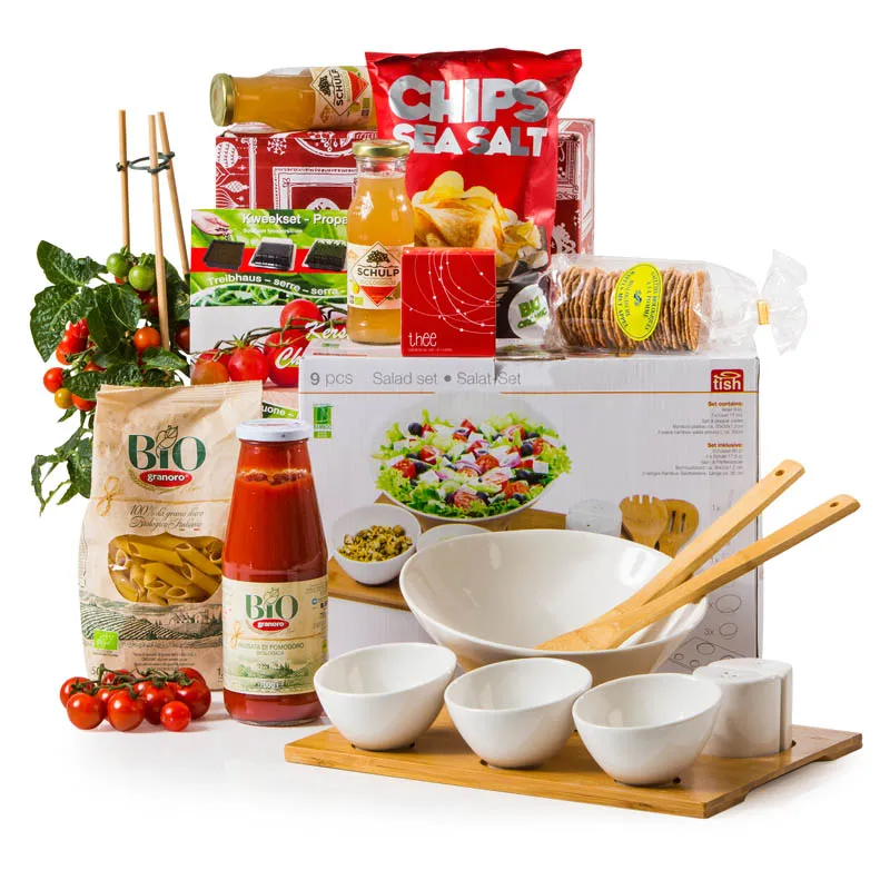 Kerstpakket met saladeset op bamboe plank en biologische producten
