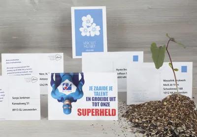 Bedrukte kaart met zakje bloemzaden
