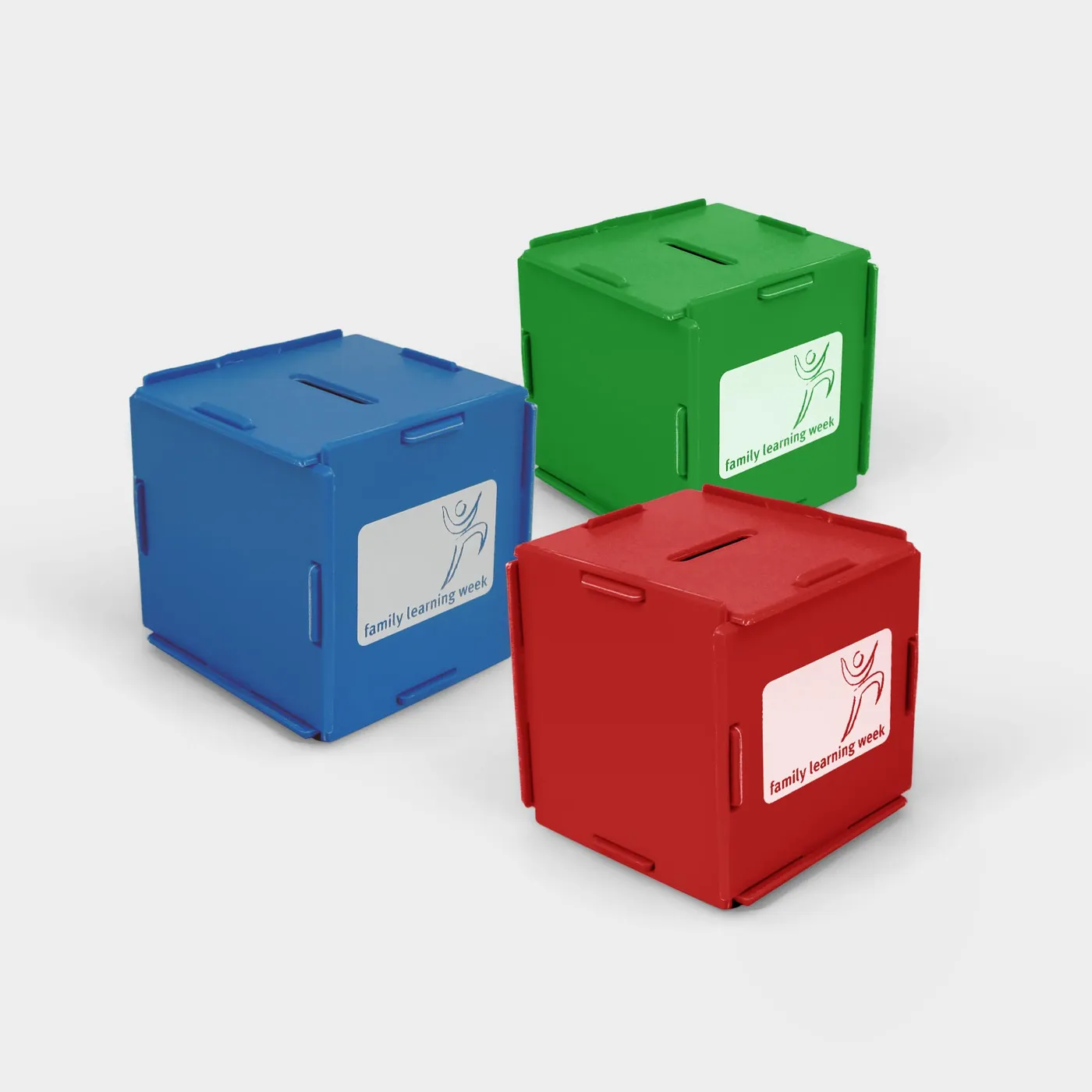 Kubusvormige spaarpot van gerecyclede cd-doosjes