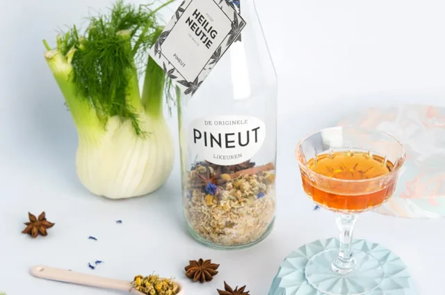 Twee flessen van het Pineut doe-het-zelf likeurpakket