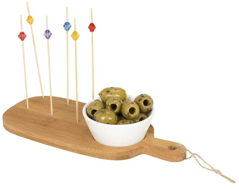 Aperitiefset met bamboe bord, witte keramische kom en gekleurde cocktailstokjes