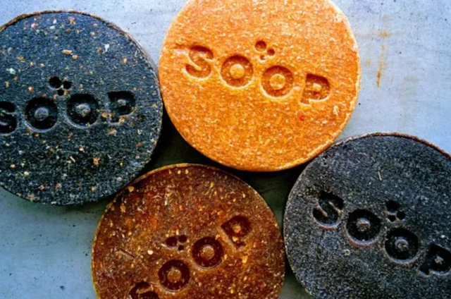 Stuk Soop zeep gemaakt van koffie en sinaasappelschillen