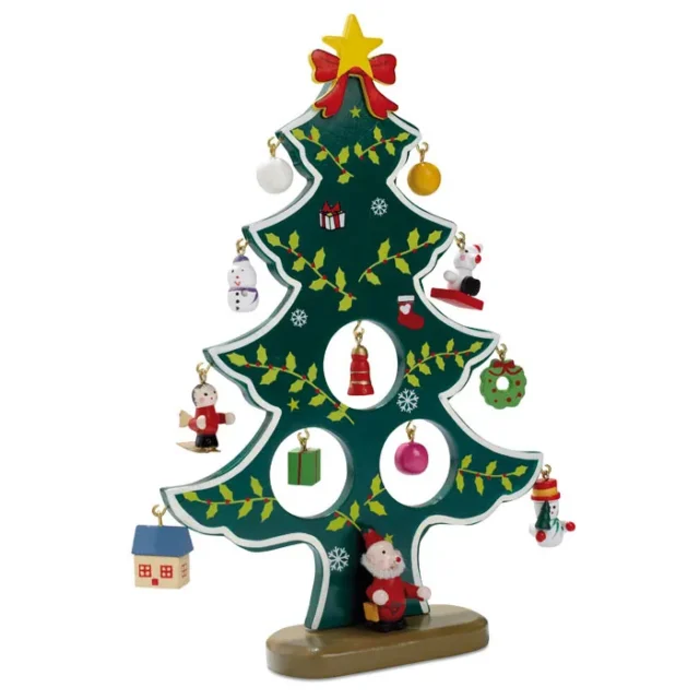 Houten kerstboom met kerstboomhangers in doos