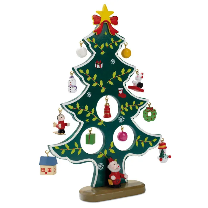 Houten kerstboom met kerstboomhangers in doos