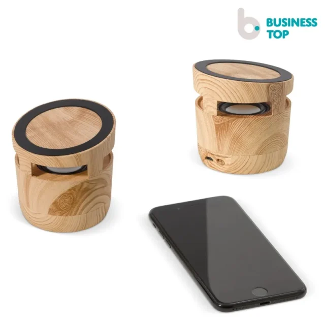 Kubusvormige houten speaker met draadloos laadstation