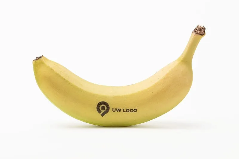 Banaan met zwart bedrukt logo