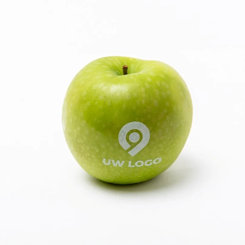Groene appel met zwart bedrukt logo