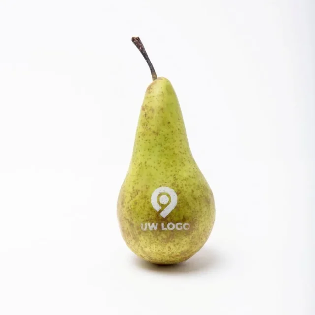 Peer met zwart bedrukt logo
