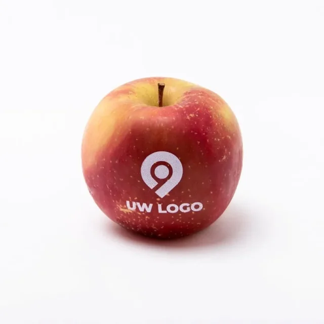 Rode appel met zwart bedrukt logo