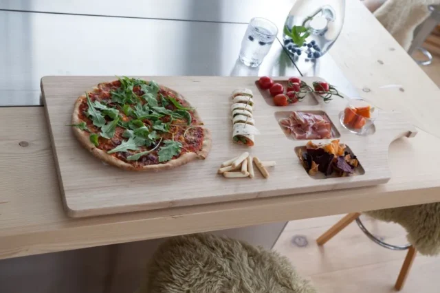 Groot bamboe tapasbord in de vorm van een Amsterdams huis