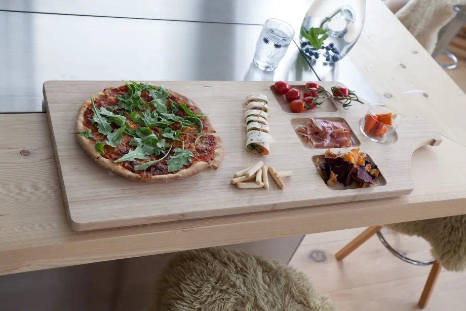 Groot bamboe tapasbord in de vorm van een Amsterdams huis