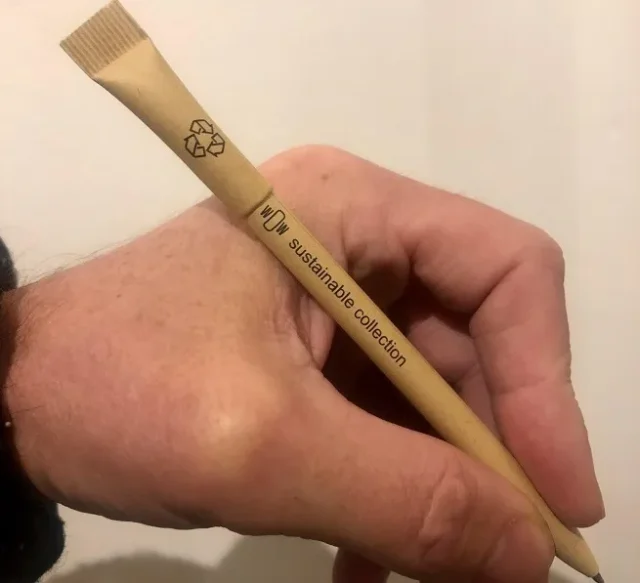 Pen van opgerold gerecycled papier