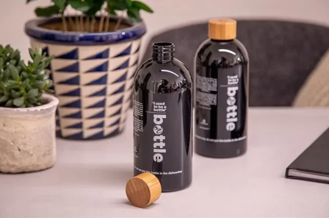 Zwarte RPET waterfles met bamboe dop
