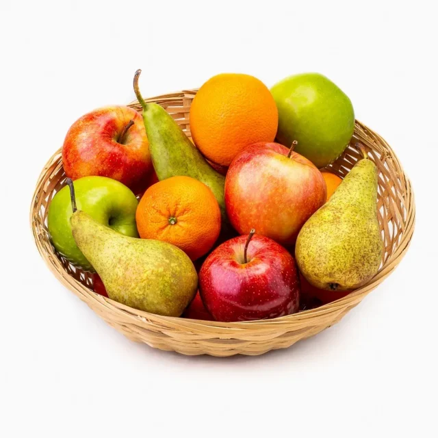 Grote mand gevuld met appels, peren en mandarijnen