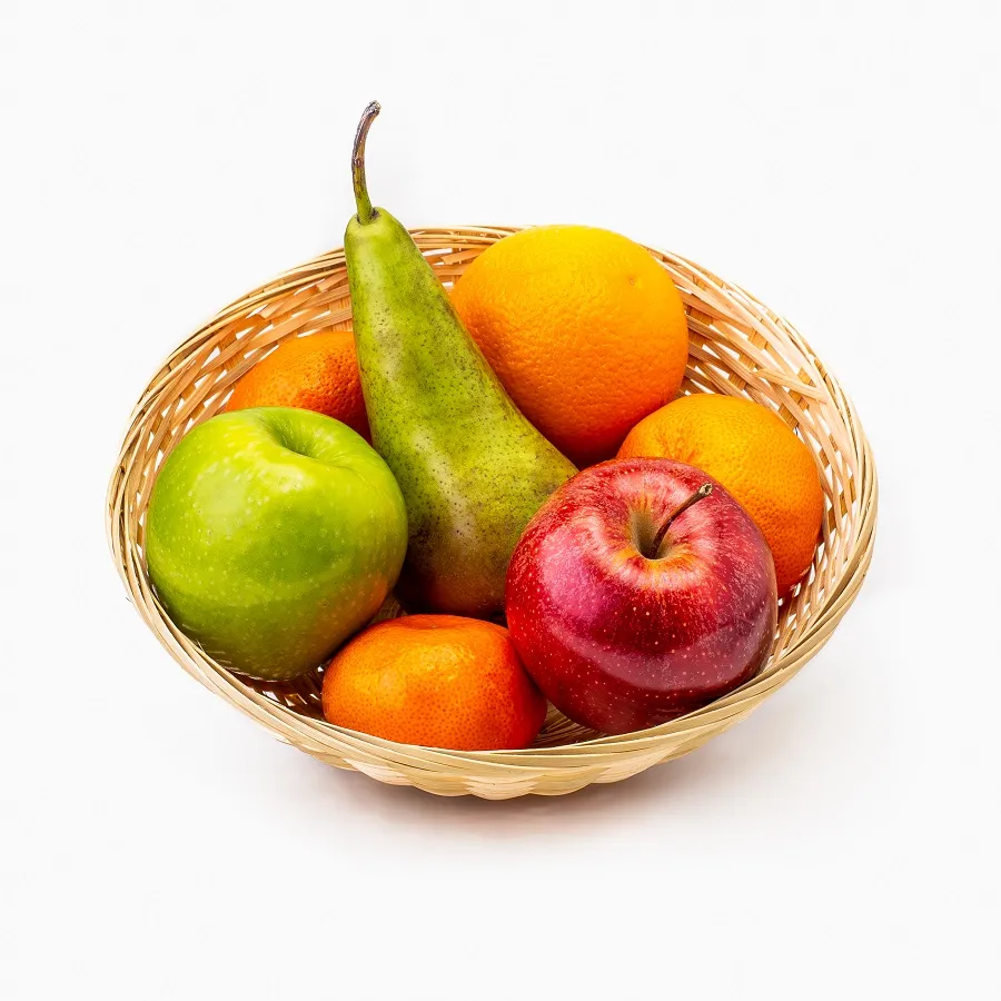 Kleine mand gevuld met appels, peer en mandarijnen