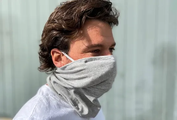 Colsjaal met geïntegreerd mondkapje