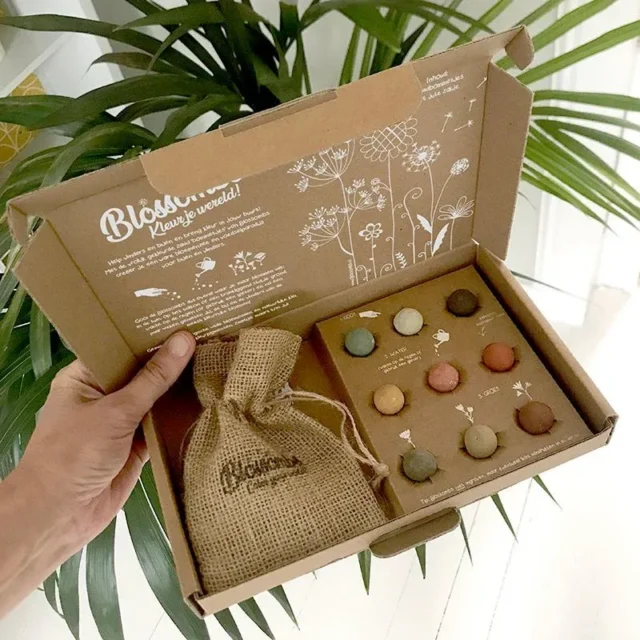 Geschenkdoos met gekleurde zaadbommen en jute zak