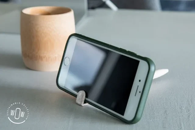 Handypen met telefoon erin rechtop