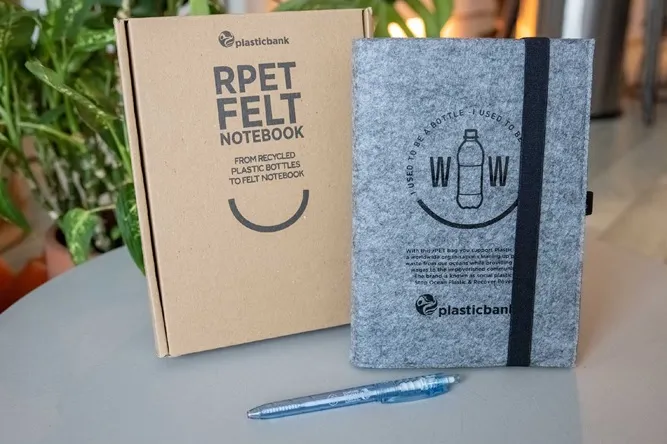 Viltnotitieboekje met pen in het lusje