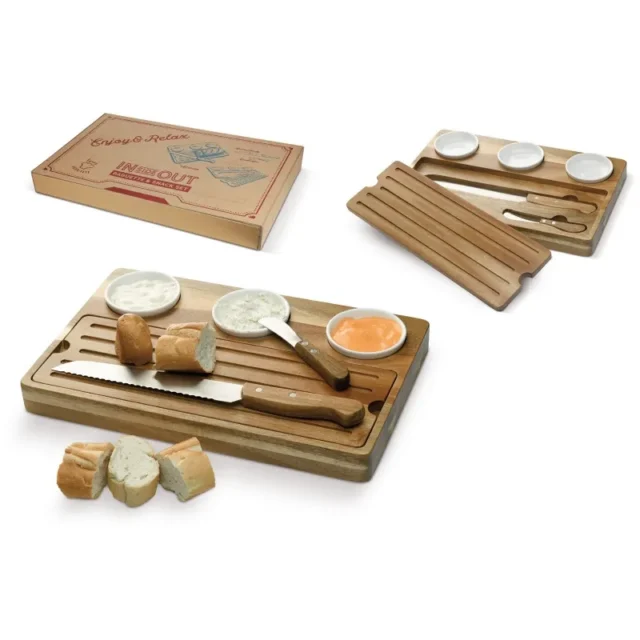 Acaciahouten broodplank met schaaltjes en messen
