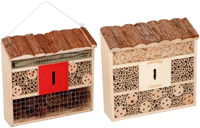Houten insectenhotel met dakje van boomschors