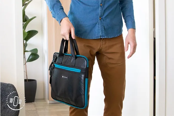 Zwarte laptoptas van rubber met gekleurde rits