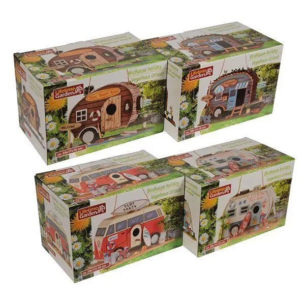 Houten vogelhuisje in de vorm van een caravan met vakantietafereel