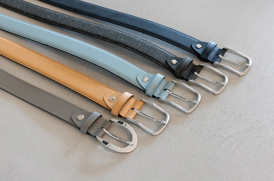 Opgerolde riem van gerecycled leer