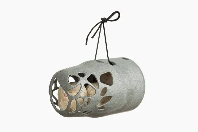 Vogelvoerbak met touw in een boom